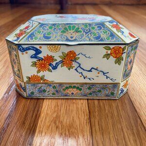 Vintage Metal Hinged Tin ---  Made In England